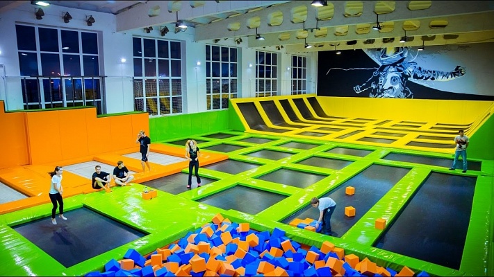 Прыжки в батутном центре в Смоленске. Сервис Ultra Подарки. Купить подарочный сертификат на батутный центр. Подарите прыжки на батуте для детей и взрослых в Смоленске. Сервис UltraPodarki.ru 8 800 505 95 30. Батутный центр Смоленск, батутный центр, прыжки на батуте Смоленск, купить батут Смоленск, батут, батут Смоленск