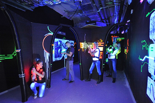 Игра в лазертаг в Смоленске. Сервис Ultra Подарки. Купить лазертаг в городе Смоленскf. Попробуйте лазерный пейнтбол в лазертаг клубе. Цены на лазертаг. Сервис: UltraPodarki.ru 8 800 505 95 30. Лазертаг в Смоленске, купить лазертаг Смоленск, лазертаг, купить лазертаг, лазерный пейнтбол Смоленск, лазертаг для детей Смоленск, лазертаг клуб, лазертаг клуб Смоленск