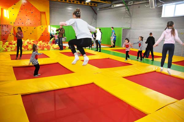 Прыжки в батутном центре в Смоленске. Сервис Ultra Подарки. Купить подарочный сертификат на батутный центр. Подарите прыжки на батуте для детей и взрослых в Смоленске. Сервис UltraPodarki.ru 8 800 505 95 30. Батутный центр Смоленск, батутный центр, прыжки на батуте Смоленск, купить батут Смоленск, батут, батут Смоленск