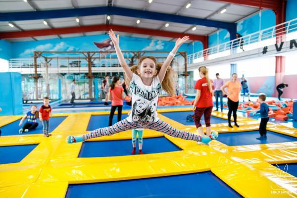 Прыжки в батутном центре в Смоленске. Сервис Ultra Подарки. Купить подарочный сертификат на батутный центр. Подарите прыжки на батуте для детей и взрослых в Смоленске. Сервис UltraPodarki.ru 8 800 505 95 30. Батутный центр Смоленск, батутный центр, прыжки на батуте Смоленск, купить батут Смоленск, батут, батут Смоленск