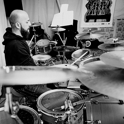 Купить игру на барабанах в Смоленске. Сервис Ultra Подарки. Хотите играть на барабанах? Купите сертификат на обучение игре на барабанах в Смоленске. Сервис UltraPodarki.ru 8 800 505 95 30. Игра на барабанах, уроки игры на барабанах, обучение игре на барабанах, барабан обучение, играть на барабанах, игра на барабанах сертификат, уроки на барабанах, игра на барабанах в Смоленске, уроки игры на барабанах в Смоленске, барабаны цена Смоленск, уроки на барабанах в Смоленске